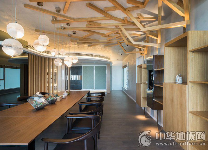 日式原木风格客厅深灰色木地板装修效果图  强化木地板图片