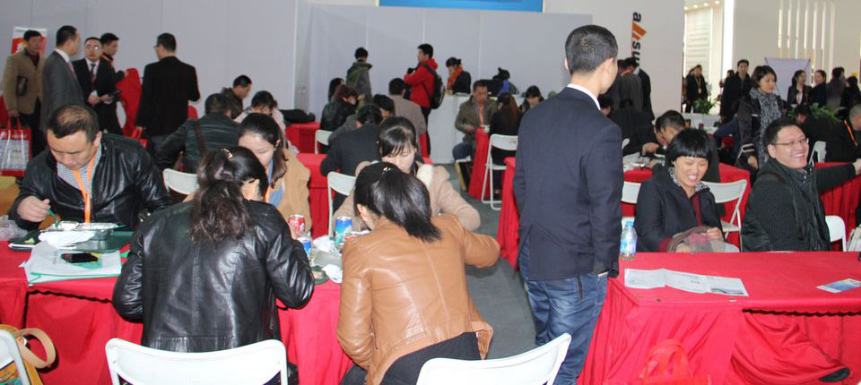 中国地板经销商大会现场企业和代理商交流中