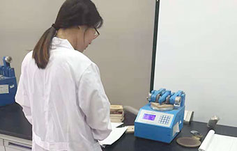 红木枋实验室成员检测科技新实木耐磨性能